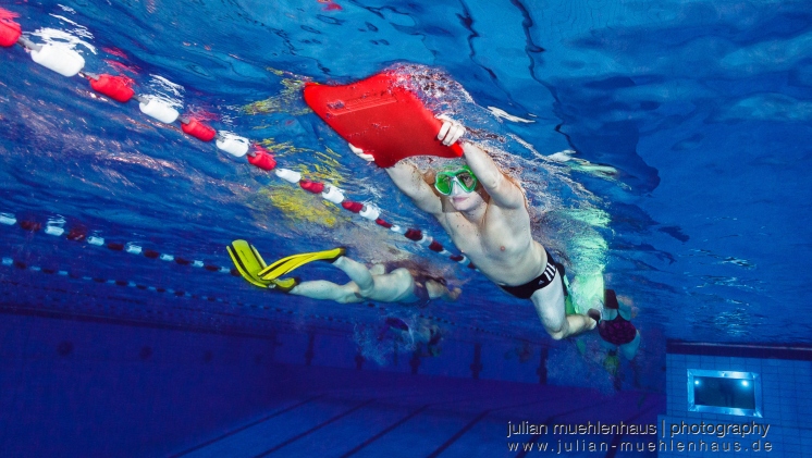 Zwei Personen beim Schwimmbadtraining mit Flossen